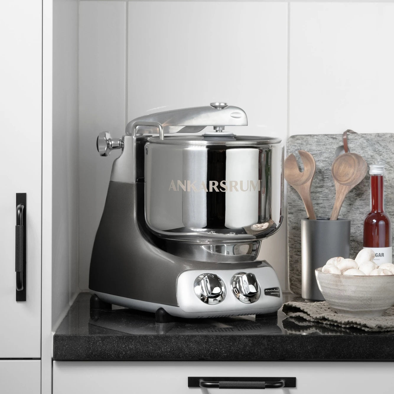The best kitchen mixer for baking and dough kneading – the Ankarsrum Assistent Original Stand Mixer in black-chrome (akm-6230-bc, gloss-finish). Perfect for home bakers and professionals alike.