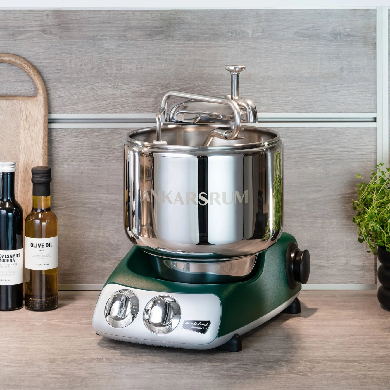 The best kitchen mixer for baking and dough kneading – the Ankarsrum Assistent Original Stand Mixer in forest-green (akm-6230-fg, matte-finish). Perfect for home bakers and professionals alike.