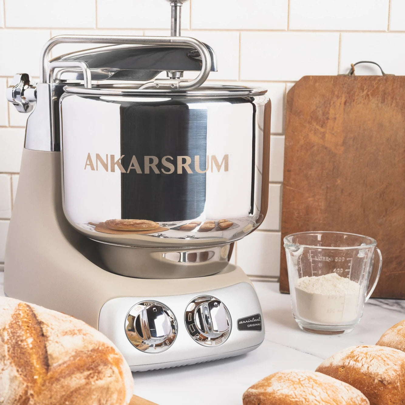 The best kitchen mixer for baking and dough kneading – the Ankarsrum Assistent Original Stand Mixer in harmony-biege (akm-6230-hb, matte-finish). Perfect for home bakers and professionals alike.