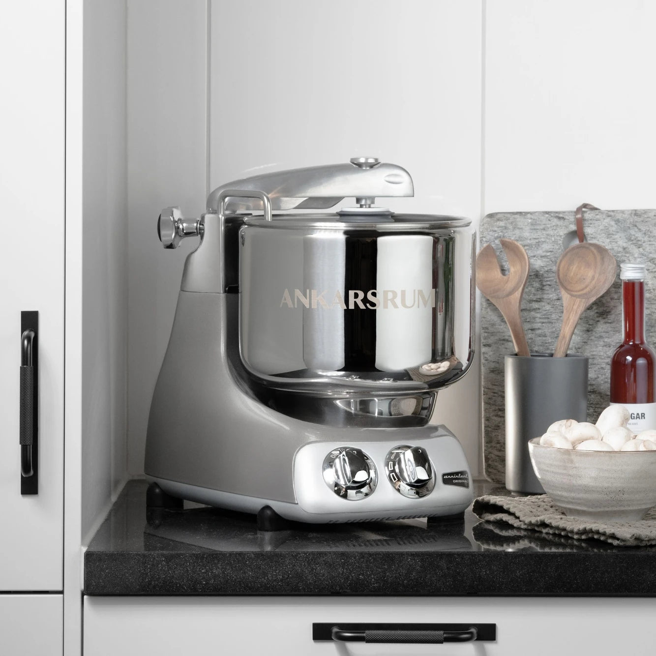 The best kitchen mixer for baking and dough kneading – the Ankarsrum Assistent Original Stand Mixer in jubilee-silver (akm-6230-js, gloss-finish). Perfect for home bakers and professionals alike.