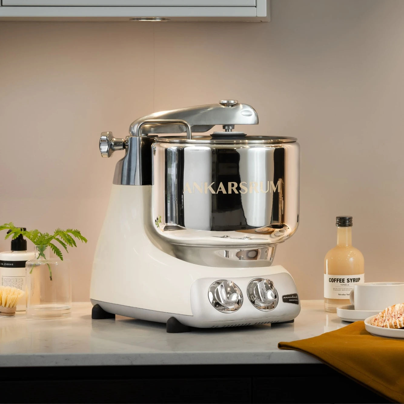 The best kitchen mixer for baking and dough kneading – the Ankarsrum Assistent Original Stand Mixer in light-creme (akm-6230-lc, gloss-finish). Perfect for home bakers and professionals alike.