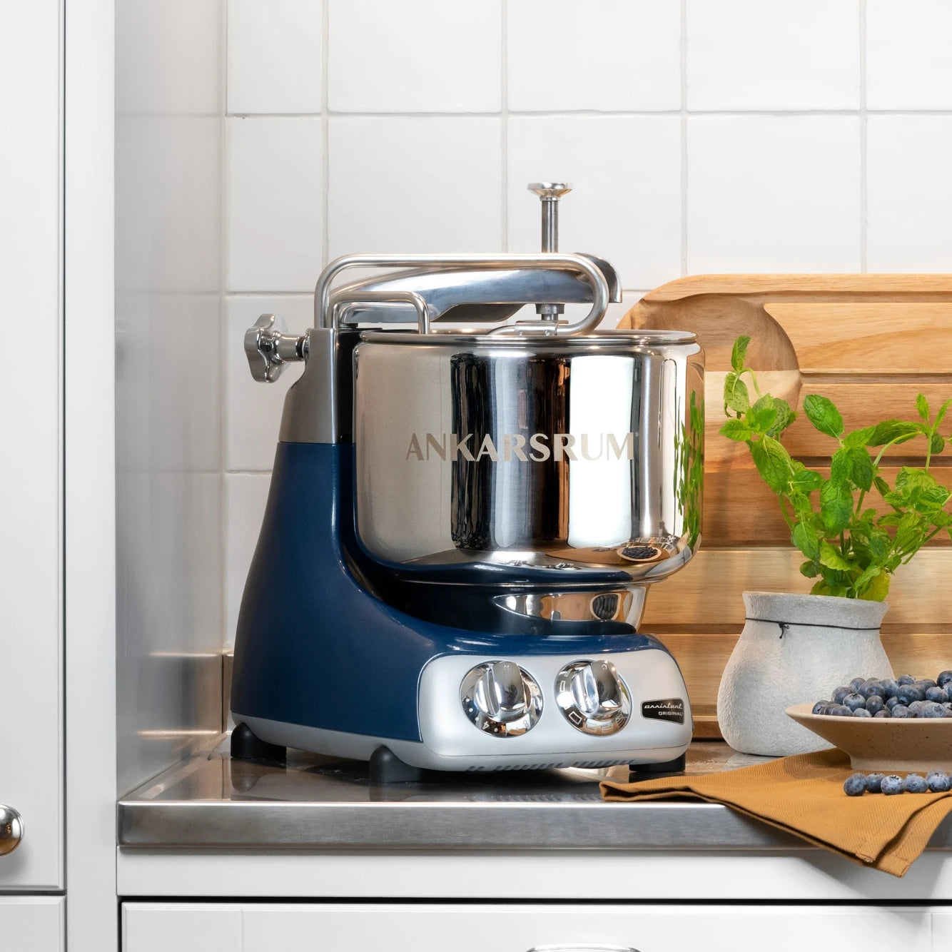 The best kitchen mixer for baking and dough kneading – the Ankarsrum Assistent Original Stand Mixer in ocean-blue (akm-6230-ob, gloss-finish). Perfect for home bakers and professionals alike.